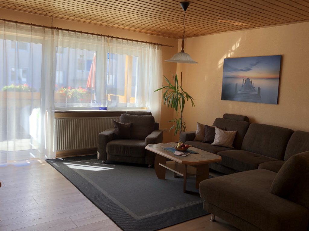 HerzZEIT – Wohnzimmer mit Couchgarnitur